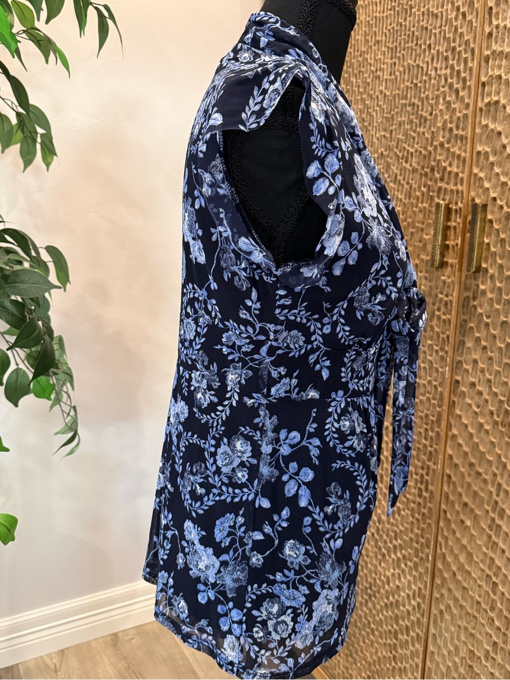 New York & Company Navy Blue Floral Tie-Neck Cap Sleeve Blouse Medium - Picture 5 of 8